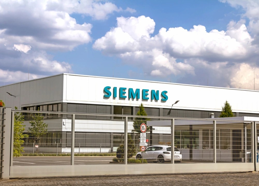 Siemens steigt auf Rekordhoch – Prognose angehoben