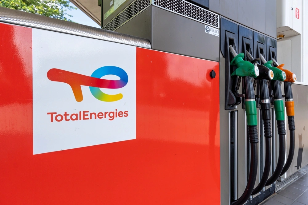 TotalEnergies bleibt auf Kurs und kündigt Aktienrückkaufprogramm an