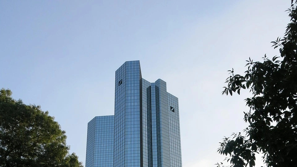 Nach Geldwäsche-Razzia: Deutsche Bank meldet sich mit Rekordzahlen zurück