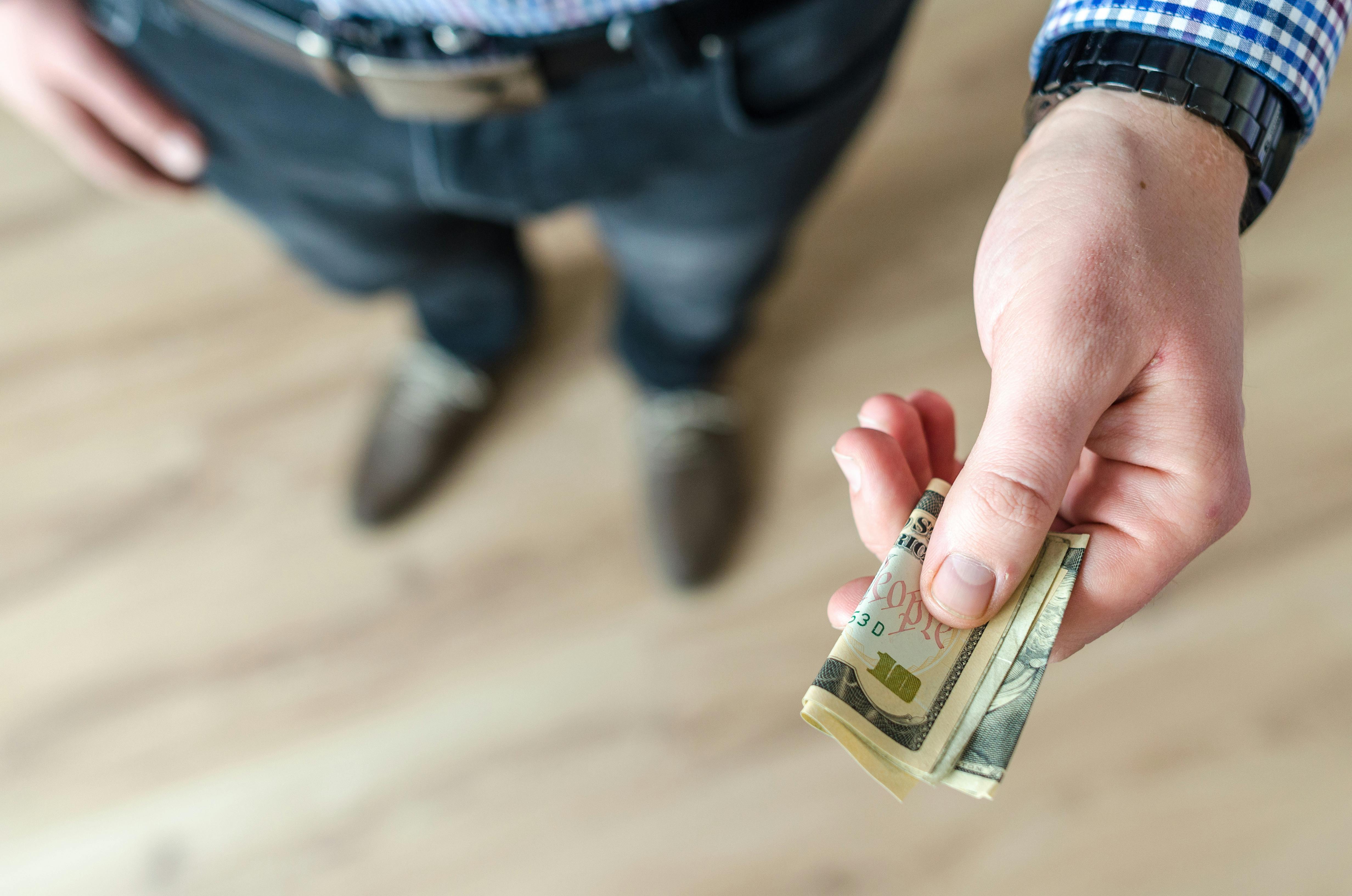 Freunden Geld leihen: Wenn Freundschaft und Finanzen kollidieren