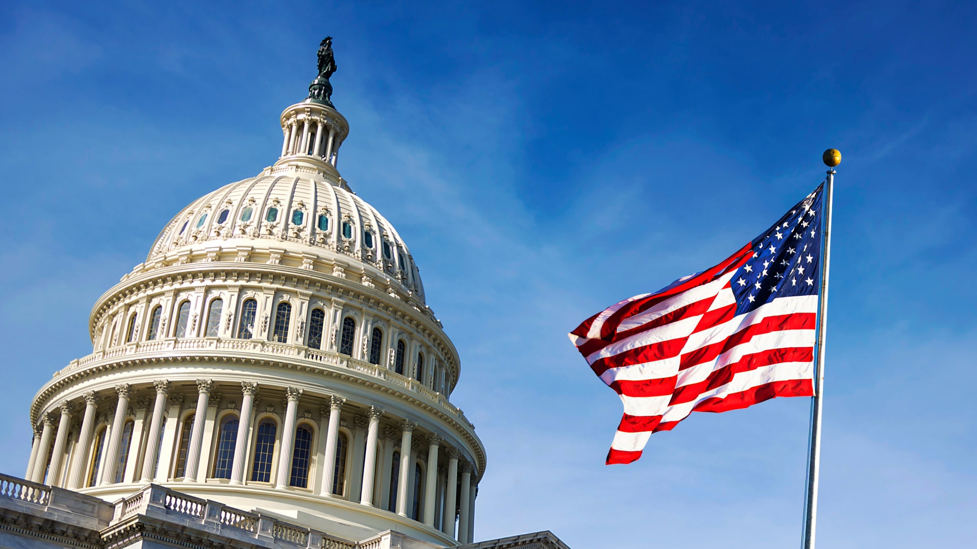 US-Newsflash: Senat beschließt Big Beautiful Bill, Dollar historisch schwach, Jeff Bezos verkauft Amazon-Aktien