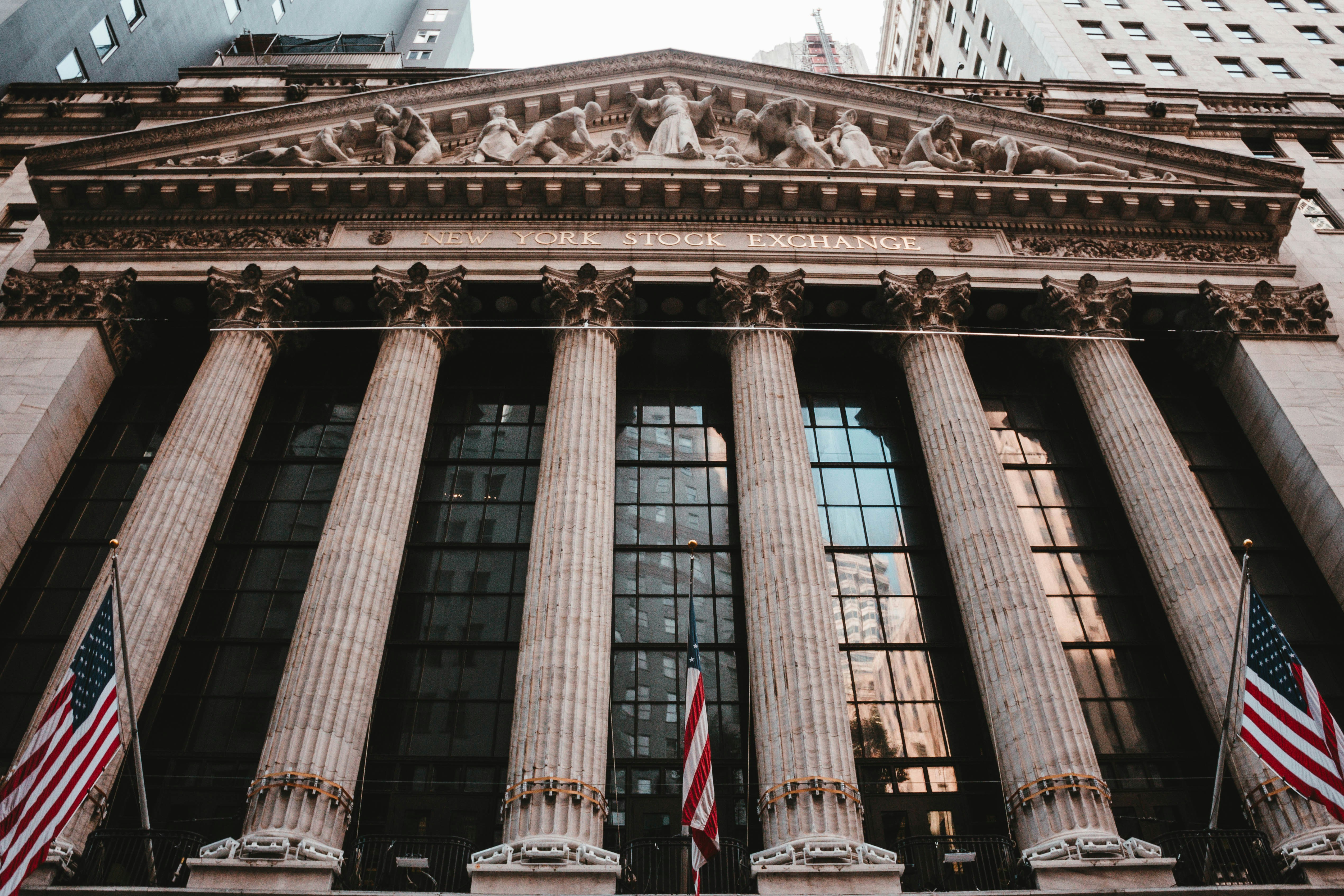 US-Newsflash: JPMorgan-Stablecoin, GENIUS Act und Spott fürs Trump-Smartphone
