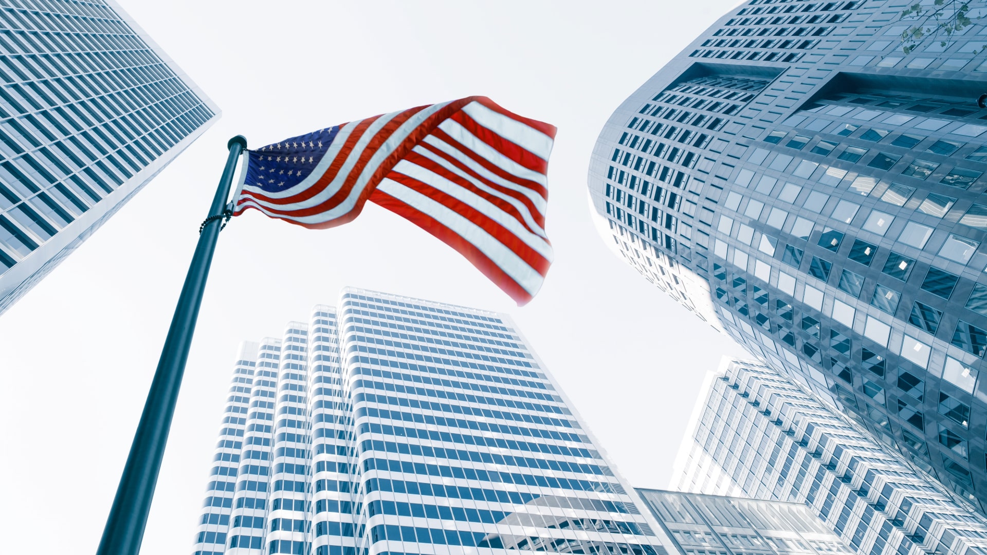 US-Newsflash: Musk Rakete explodiert, Salesforce 8 Milliarden Übernahme, Apples neue Gaming App und Chevrons Ölgeschäfte
