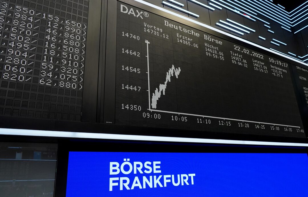 DAX-Newsflash: Commerzbank vs. UniCredit, Mercedes begräbt Small-Vans, Infineons neue Chips