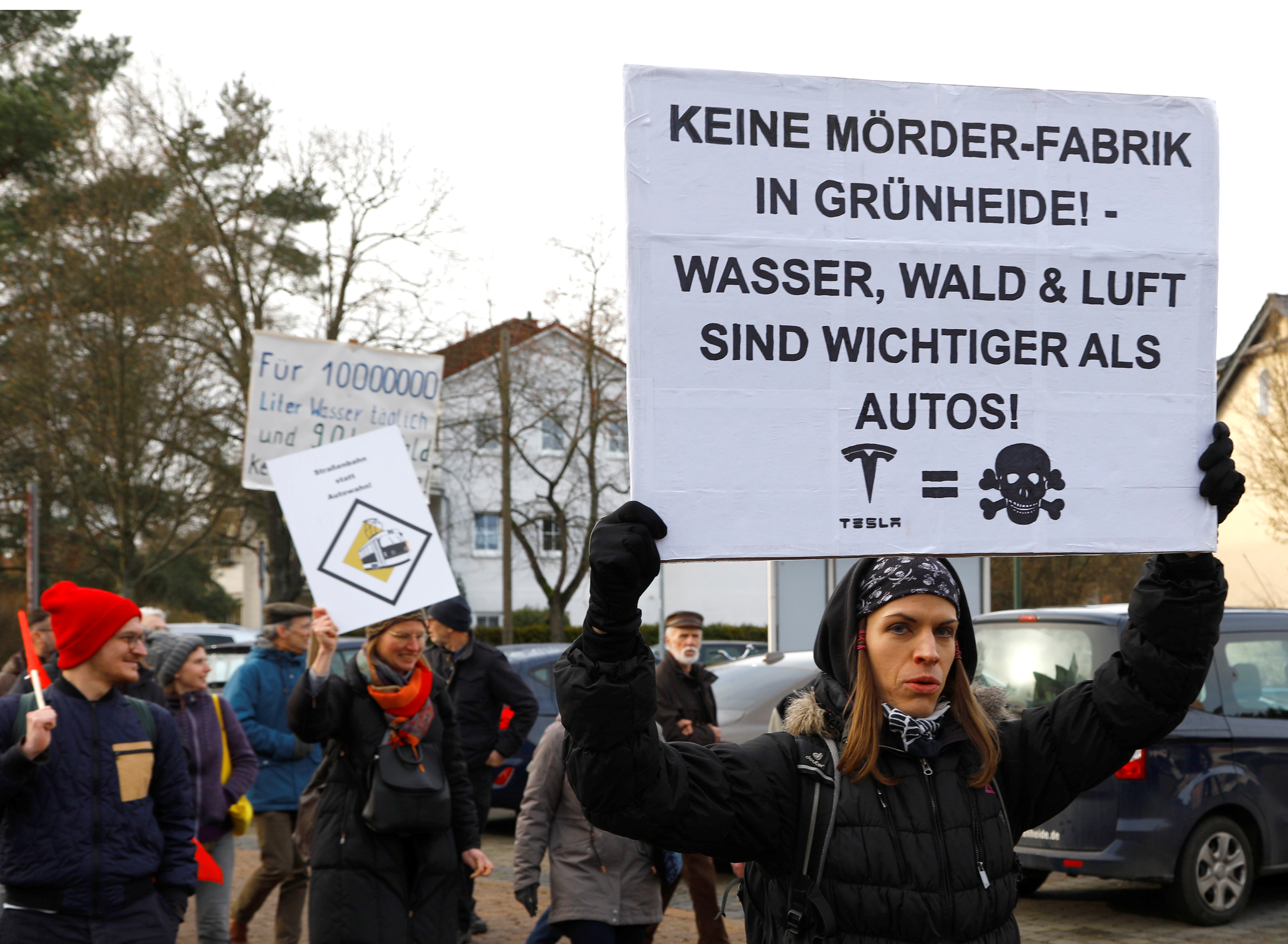 Schlafen am Fließband: Elon Musk provoziert nach Grünheide-Streit