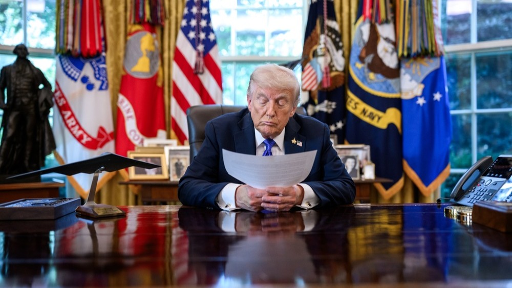 Donald Trump erließ eine Executive Order, um KI in SI umzubenennen.