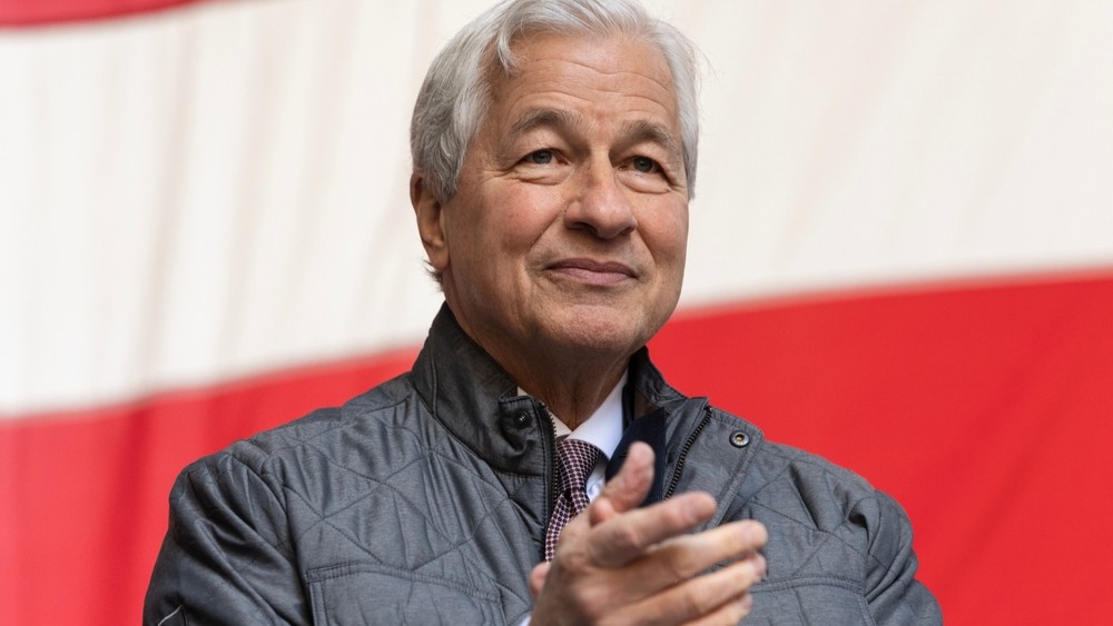 "Ich rauche nicht, aber ich verteidige euer Recht zu rauchen": JPM-Chef Jamie Dimon ist immer noch kein Bitcoin-Fan. Doch BTC ist bei der größten Bank der Welt angekommen.