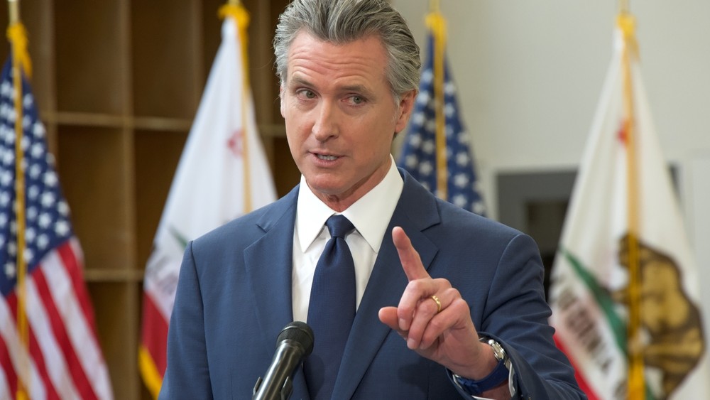 Kevin Newsom, Gouverneur von Kalifornien und einer von Trumps innenpolitischen Lieblingsgegnern, kritisierte die Bomben-Witze des Präsidenten scharf.