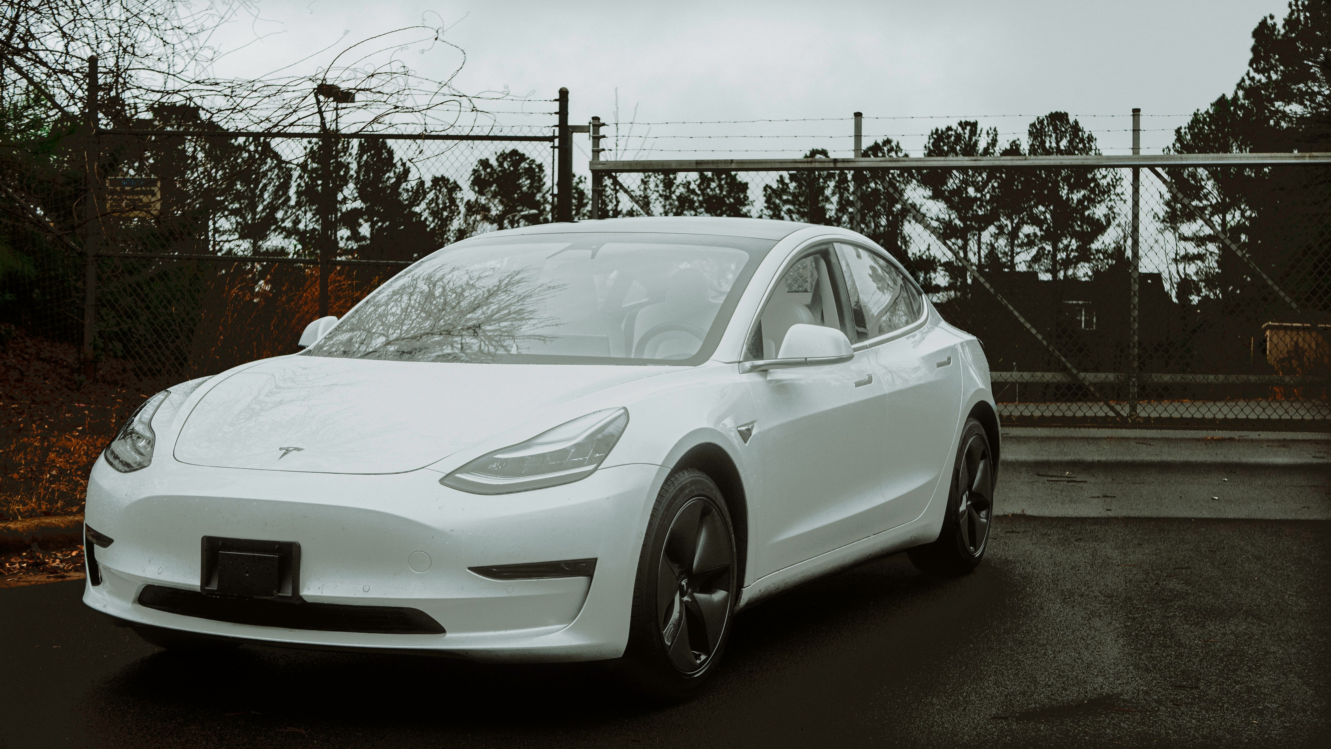 US-Newsflash: Tesla mit Gewinneinbruch, Trump relativiert Fed- und China-Zoll-Pläne, Intel plant massiven Stellenabbau