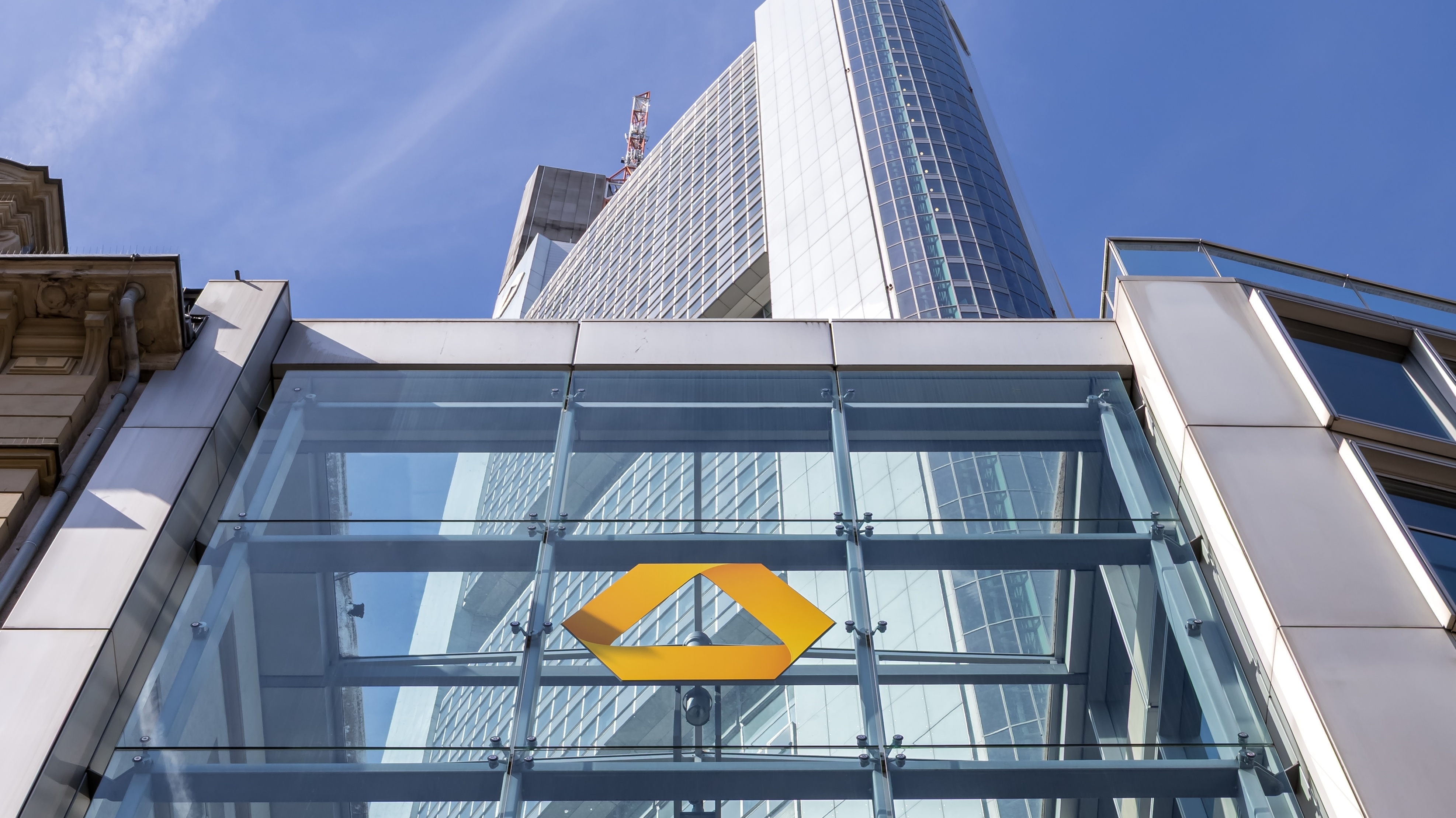 Geheimtreffen mit Unicredit: Skandal überschattet gute Commerzbank-Zahlen