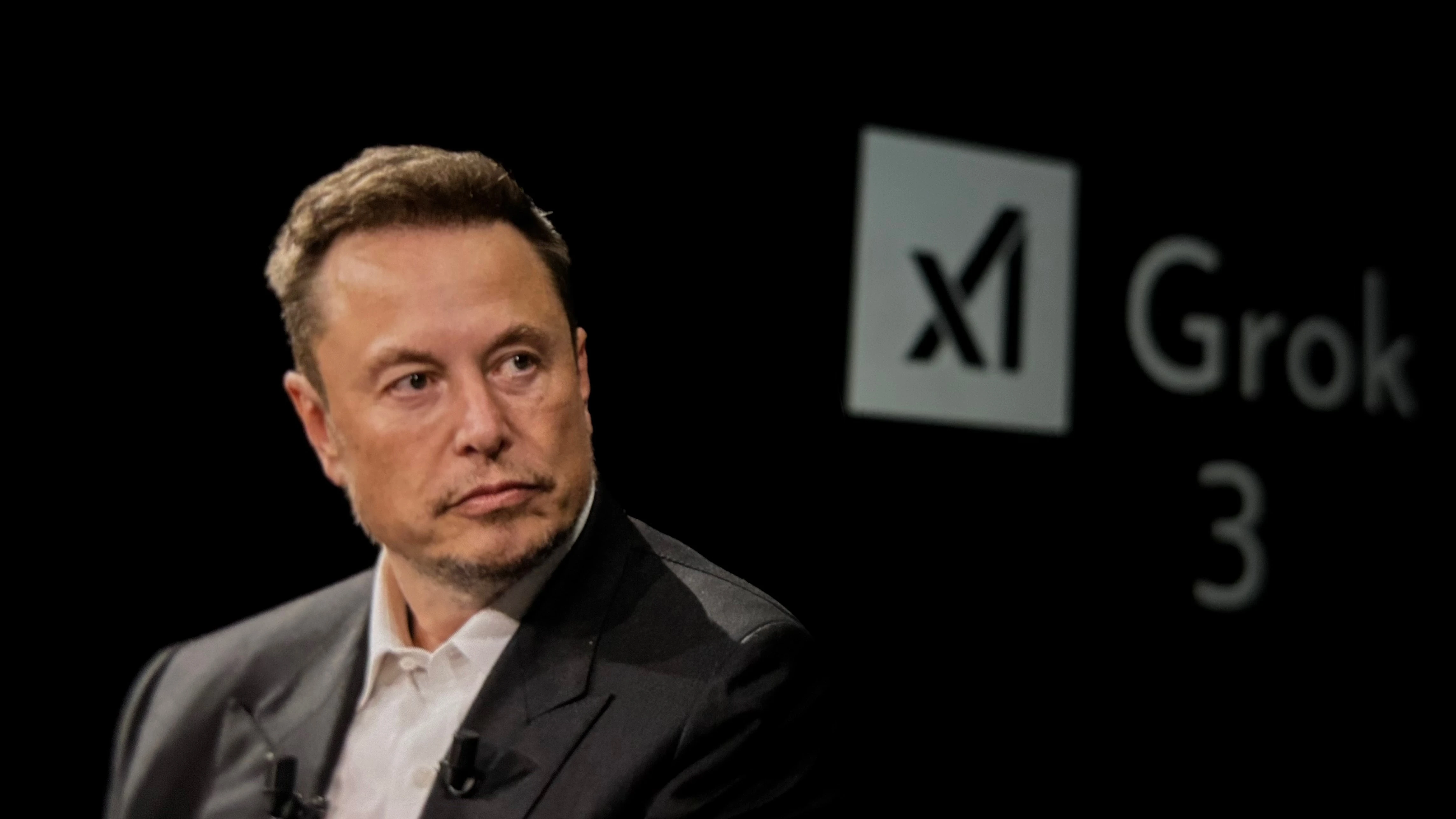 „In 10 Jahren ist Geld überflüssig“, sagt Elon Musk. Doch es gibt einen gefährlichen Haken